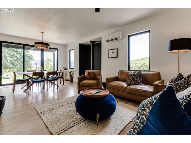 24247 VAUGHN Rd, Veneta, OR 97487