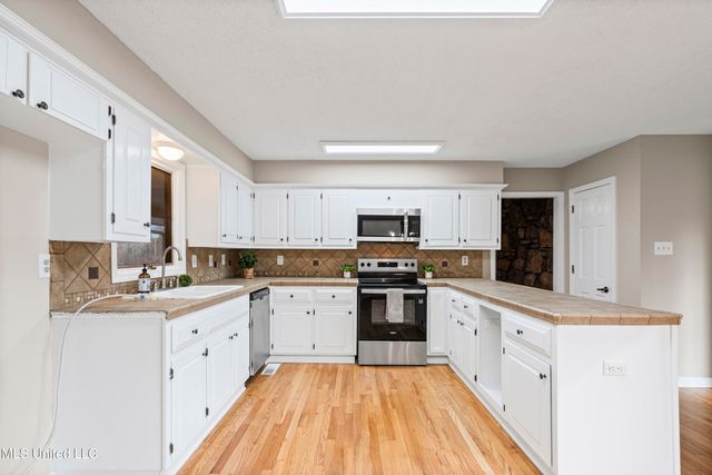 5702 Maxwell Drive, Olive Branch, MS 38654