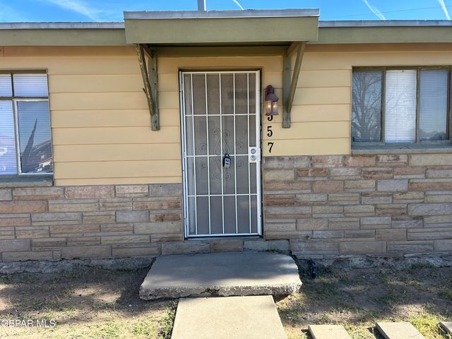 557 BATAAN Circle, El Paso, TX 79903