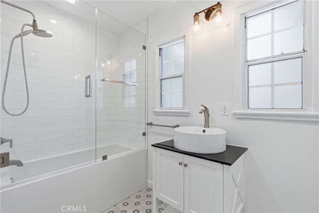 17546 Kittridge, Lake Balboa, CA 91406