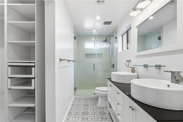 17546 Kittridge, Lake Balboa, CA 91406