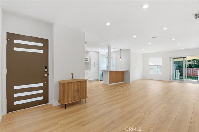 17546 Kittridge, Lake Balboa, CA 91406