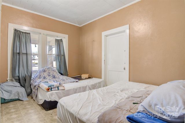 21 W D Street, Newton, NC 28658