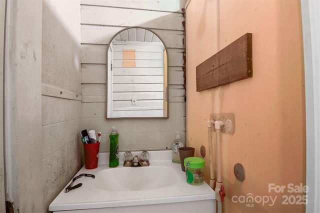 21 W D Street, Newton, NC 28658