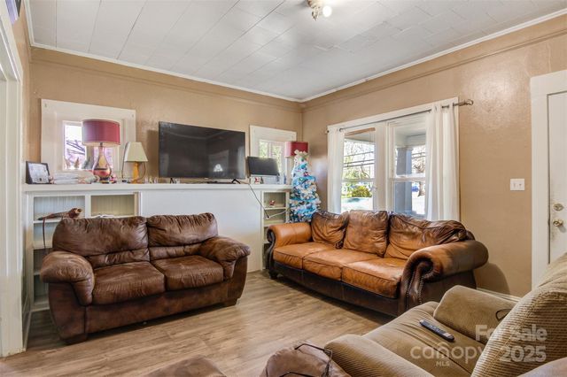 21 W D Street, Newton, NC 28658