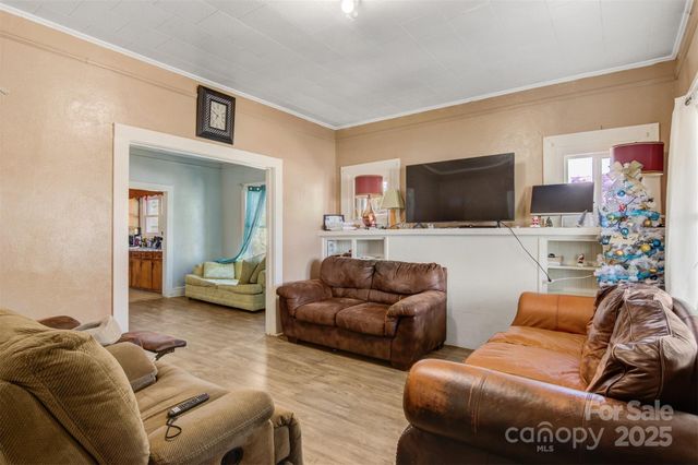 21 W D Street, Newton, NC 28658