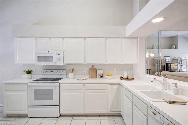 1970 Willow Bend CIR 204, Naples, FL 34109