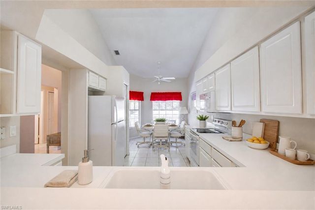 1970 Willow Bend CIR 204, Naples, FL 34109