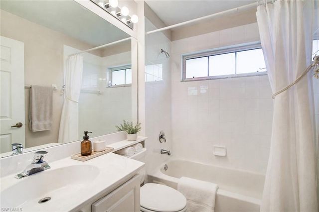 1970 Willow Bend CIR 204, Naples, FL 34109