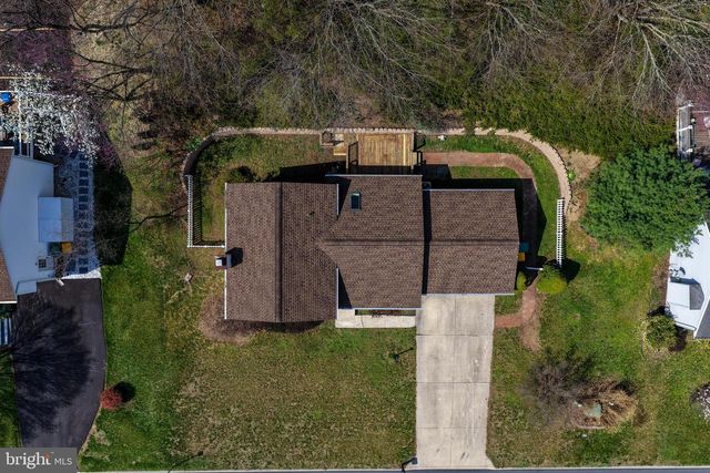 6104 LOCUST LN, Mechanicsburg, PA 17050