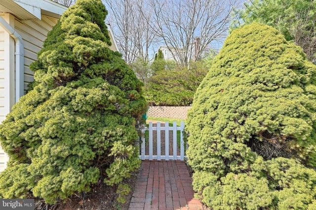 6104 LOCUST LN, Mechanicsburg, PA 17050