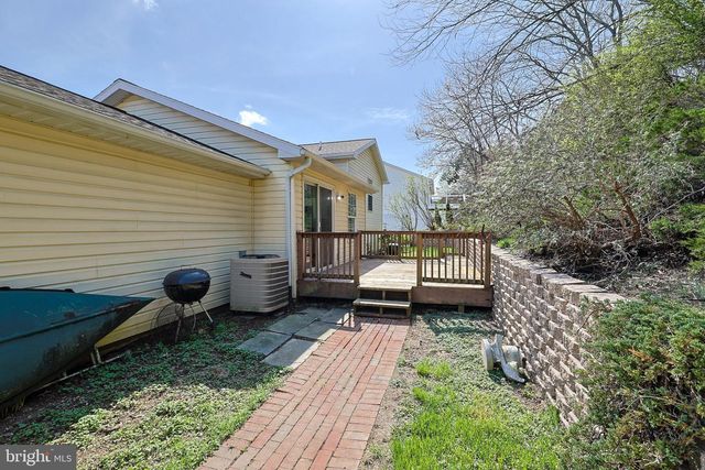 6104 LOCUST LN, Mechanicsburg, PA 17050