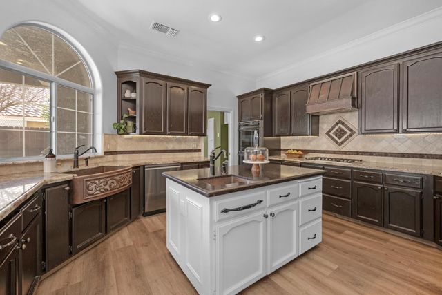 957 N Citadel Avenue, Clovis, CA 93611