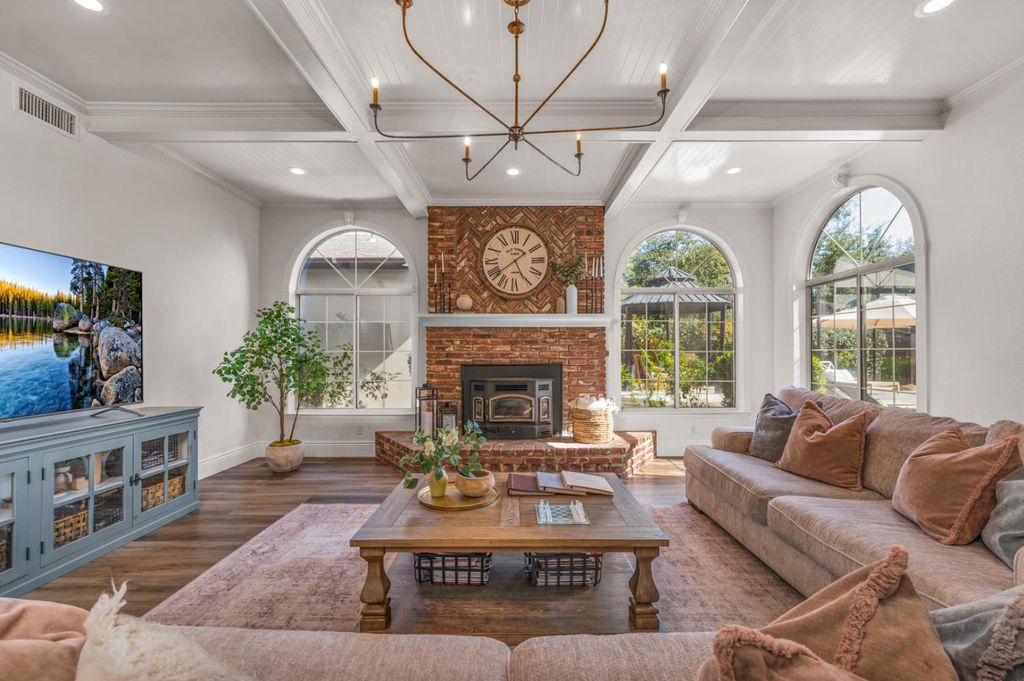 Image 16 of property listing at 957 N Citadel Avenue, Clovis, CA 93611