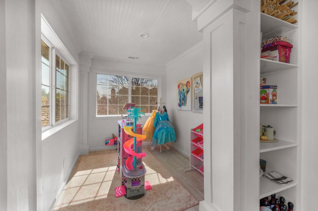 Image 25 of property listing at 957 N Citadel Avenue, Clovis, CA 93611