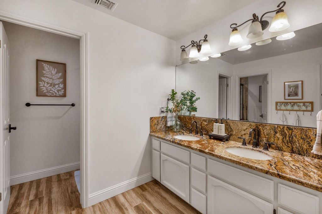 Image 28 of property listing at 957 N Citadel Avenue, Clovis, CA 93611