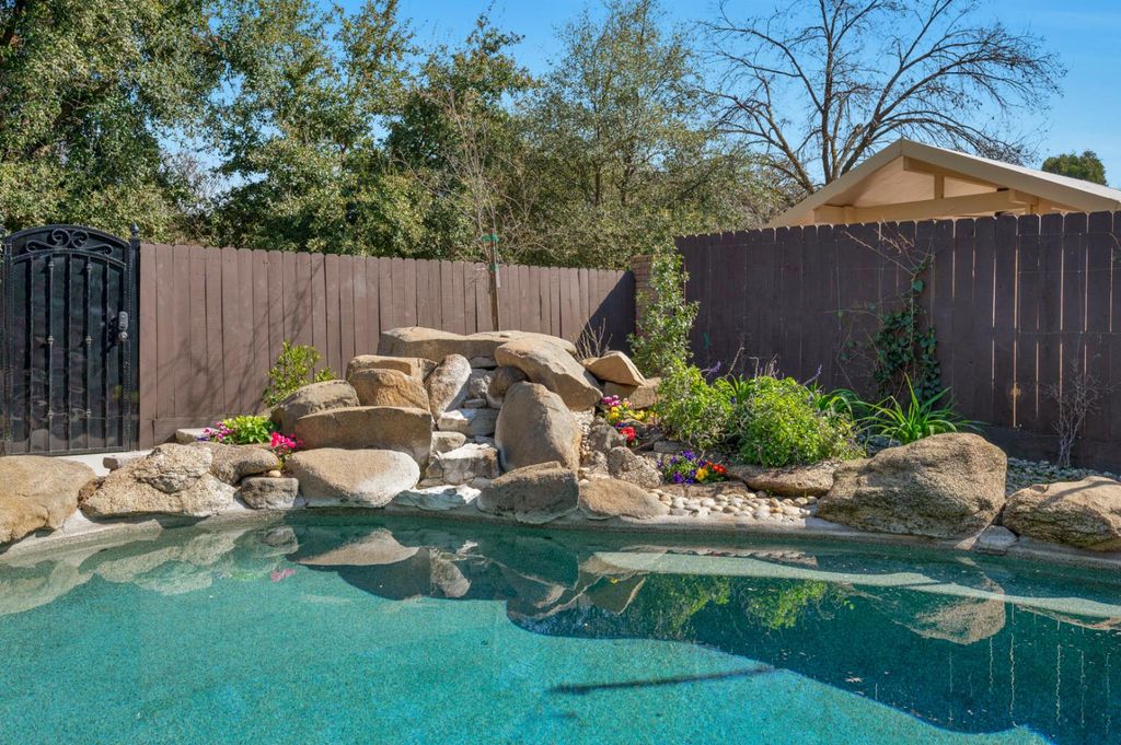 Image 62 of property listing at 957 N Citadel Avenue, Clovis, CA 93611