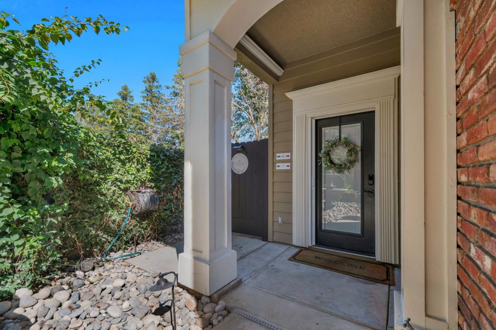 Image 72 of property listing at 957 N Citadel Avenue, Clovis, CA 93611