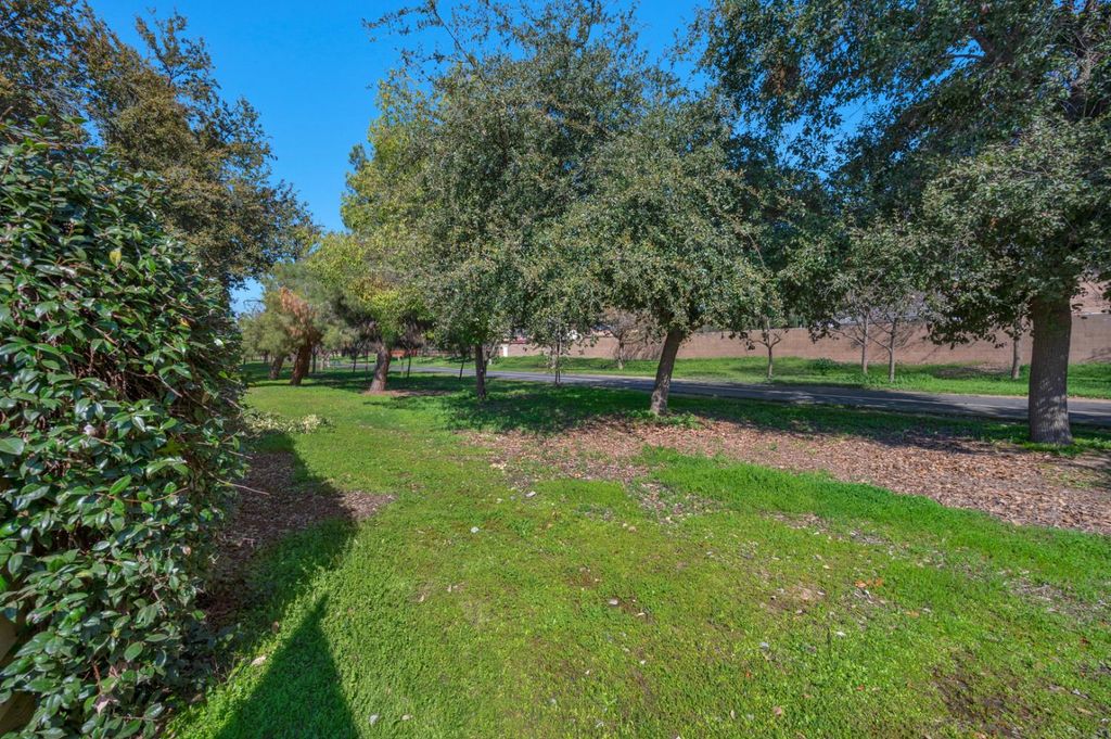 Image 73 of property listing at 957 N Citadel Avenue, Clovis, CA 93611
