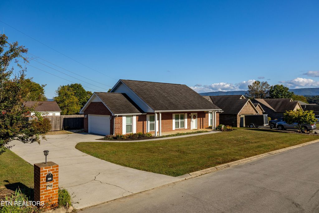 1232 Edinburgh Drive, Maryville, TN 37803