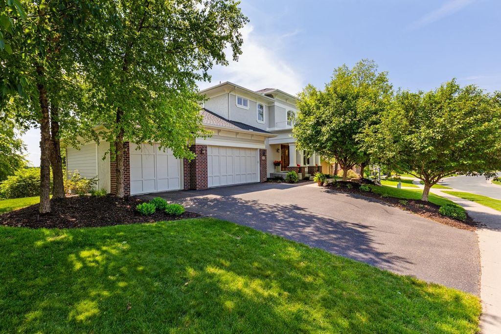 2101 Pinehurst Drive, Chanhassen, MN 55317