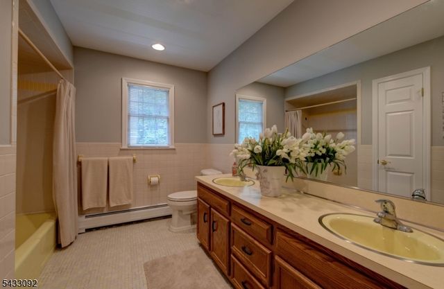 71 Cheshire Ln, Ringwood Boro, NJ 07456