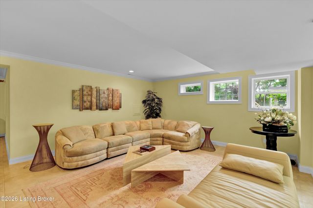 560 N Hubbards Ln, Louisville, KY 40207