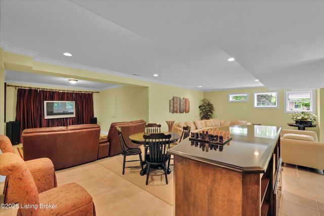 560 N Hubbards Ln, Louisville, KY 40207