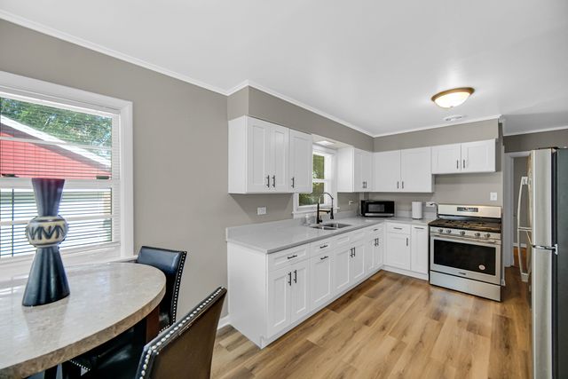 618 Dundee Avenue, Flossmoor, IL 60422