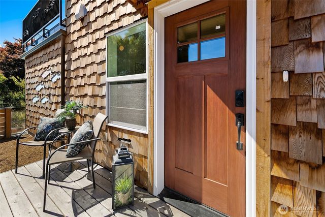 330 NE Elk Place, Seattle, WA 98115