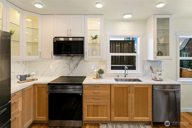 330 NE Elk Place, Seattle, WA 98115