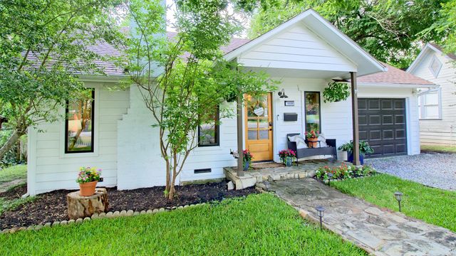 9030 San Benito Way, Dallas, TX 75218