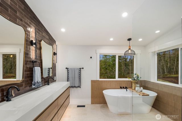 32922 SE Kuzak Road, Enumclaw, WA 98022