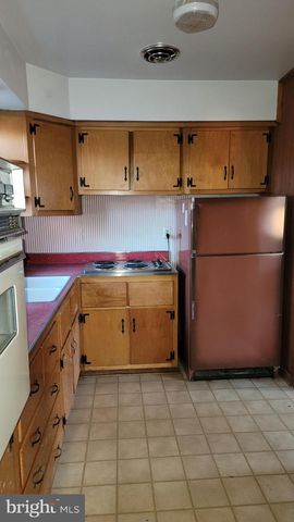 10914 WOODHAVEN DR, Fairfax, VA 22030