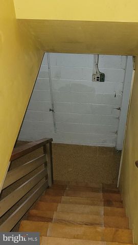 10914 WOODHAVEN DR, Fairfax, VA 22030