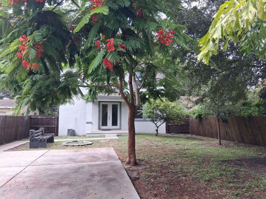 Image 6 of property listing at 2736 S 3RD AVENUE S, St Petersburg, FL 33701