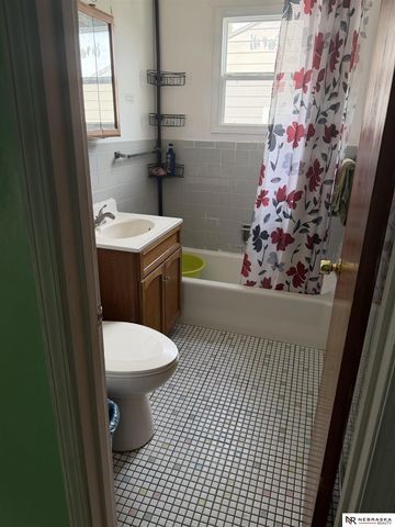 5302 N 39th Circle, Omaha, NE 68111