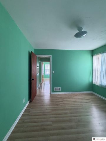 5302 N 39th Circle, Omaha, NE 68111