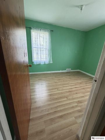 5302 N 39th Circle, Omaha, NE 68111