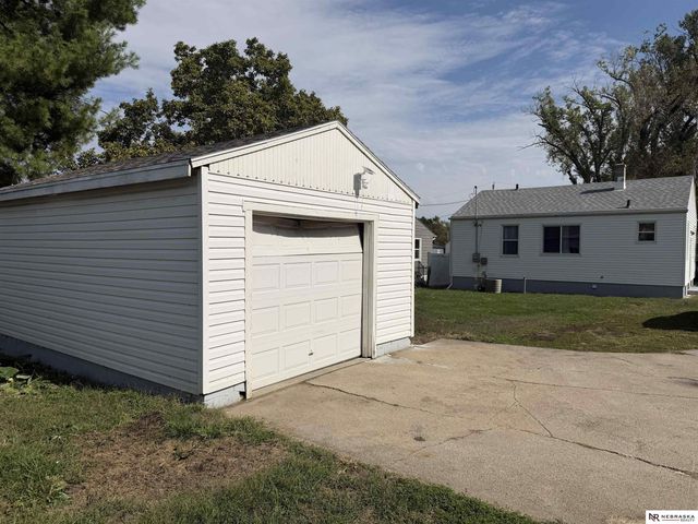 5302 N 39th Circle, Omaha, NE 68111