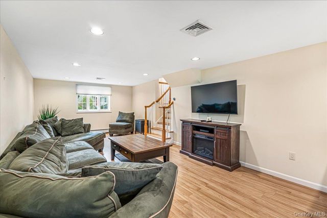 24 Walden Avenue, Jericho, NY 11753