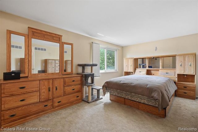 17592 Knollwood Drive, Clinton Township, MI 48038