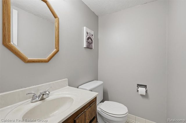 17592 Knollwood Drive, Clinton Township, MI 48038