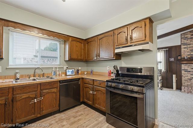 17592 Knollwood Drive, Clinton Township, MI 48038