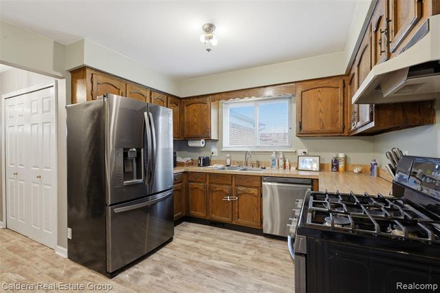 17592 Knollwood Drive, Clinton Township, MI 48038