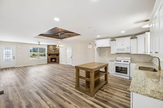 211 Majestic Dr, Decherd, TN 37324