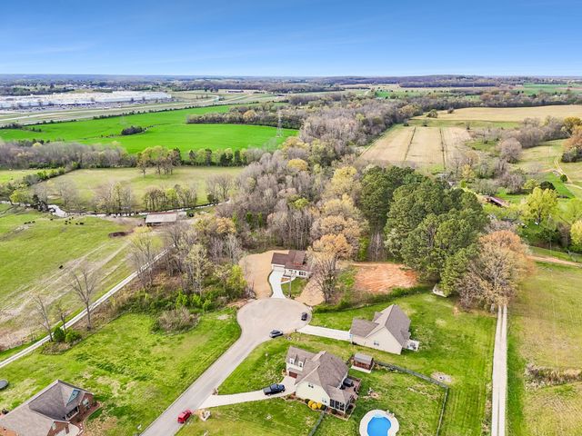 211 Majestic Dr, Decherd, TN 37324