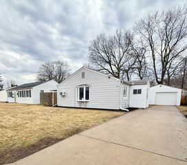 3814 10th Avenue Court, Moline, IL 61265