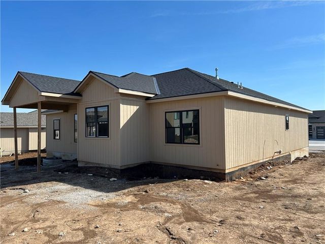 2605 NE Crestview Street, Blue Springs, MO 64029