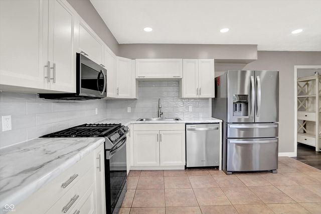 470 Robbins Drive, Greenwood, IN 46142